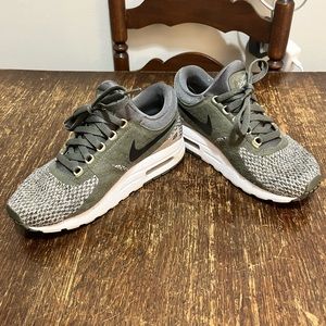 NIKE AIR MAX ZERO! YOUTH SIZE 5!! DARK GREEN! EXCELLENT CONDITION! OBO!
